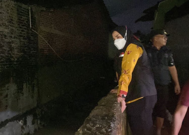 Bunda Eva Saat Meninjau Lokasi Banjir (Foto: Lampost/Net/Ist)