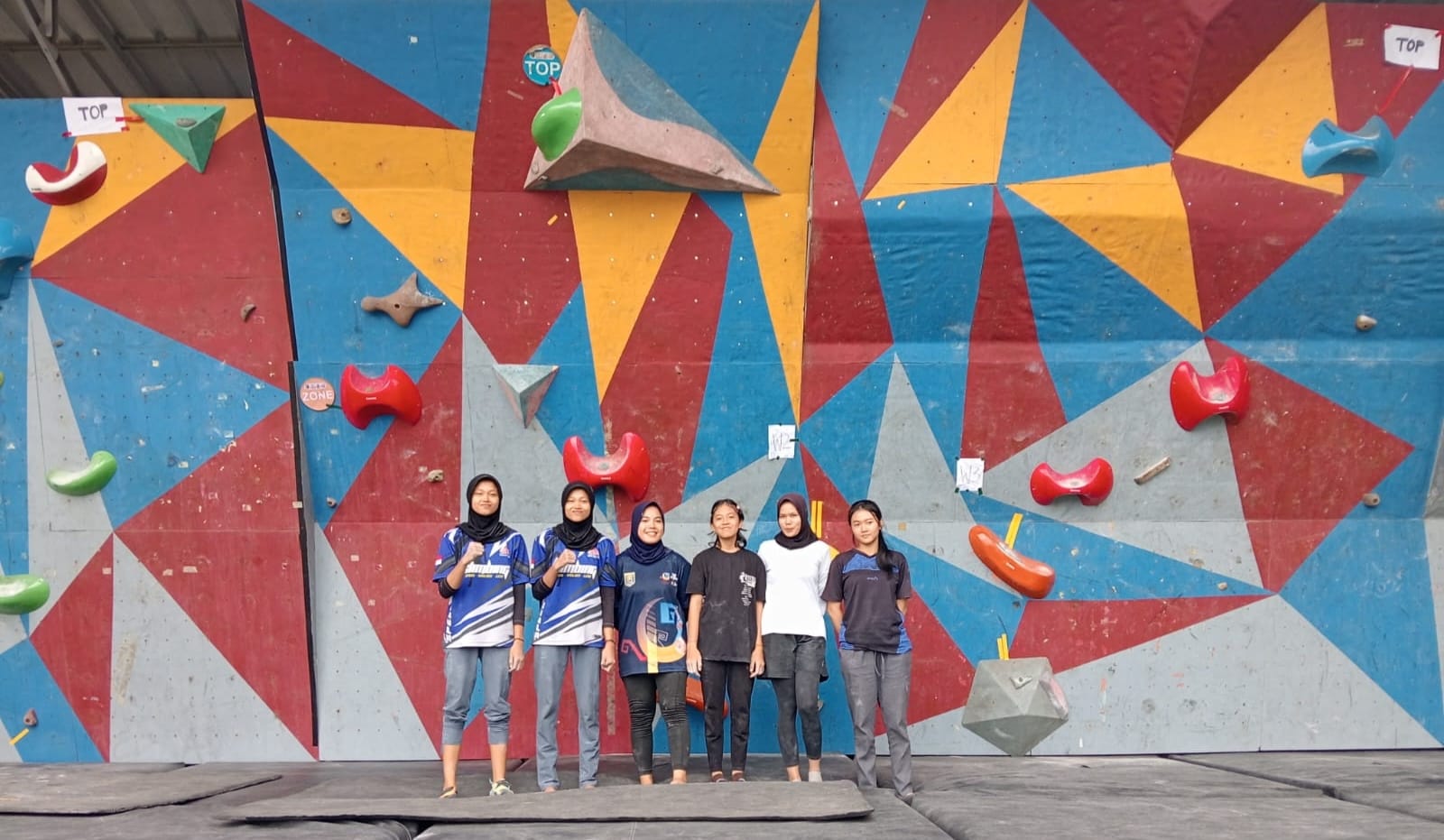 Enam dari Tujuh Atlet Putri FPTI Lampung yang lolos babak Final di Venue Wall Climbing FPTI di PKOR Way Halim Lampung (Foto : Hms FPTI)