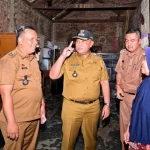 Bupati Lampung Selatan Berikan Bantuan Bedah Rumah