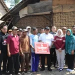 Bupati Nanang Ermanto Serahkan Bantuan Bedah Rumah di Kecamatan Bakauheni dan Rajabasa