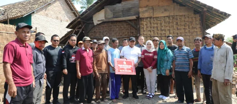 Bupati Nanang Ermanto Serahkan Bantuan Bedah Rumah di Kecamatan Bakauheni dan Rajabasa