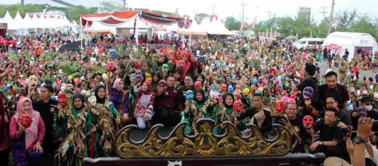 Bupati Lampung Selatan Bersama 1.500 ASN dan Siswa Meriahkan Tari Tupping Massal